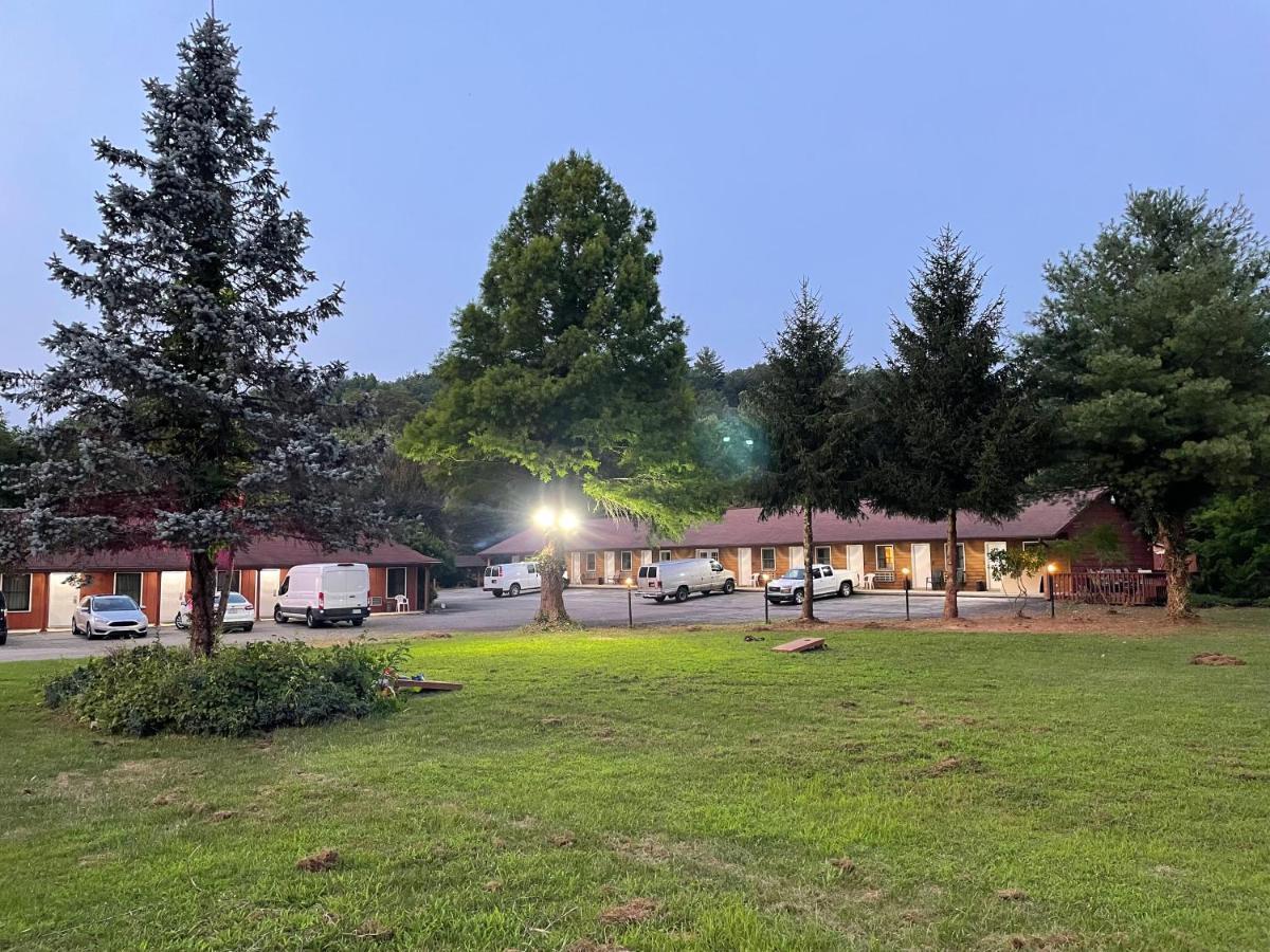 Pine Valley Motel Spruce Pine Экстерьер фото